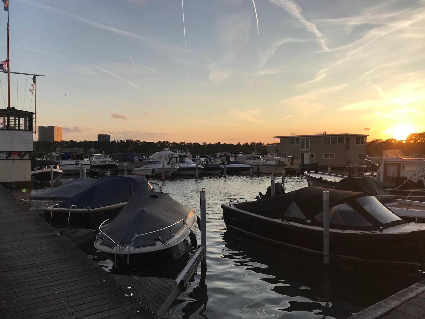 Haven van WSV Het Nieuwe Diep bij zonsondergang met boten aan de steigers